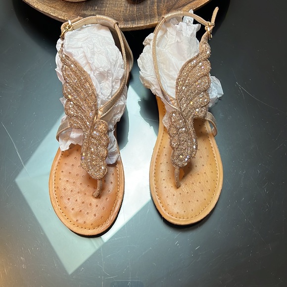 Adorable angel wings gold use maybe a few times - Picture 6 of 6